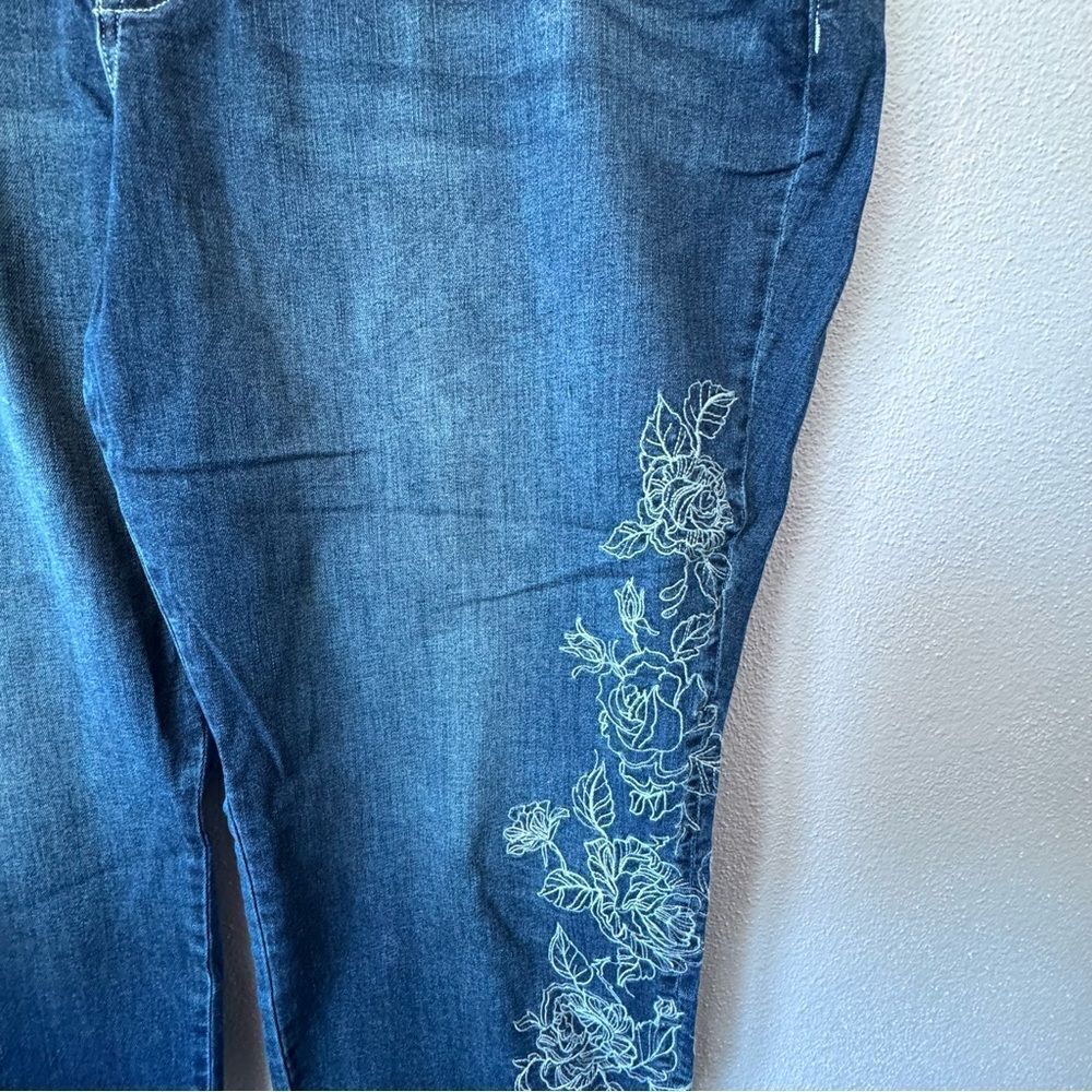 Lane Bryant Mid-Rise Jeans Girlfriend Crop Floral Embroidered Denim SZ 28 - Picture 5 of 13